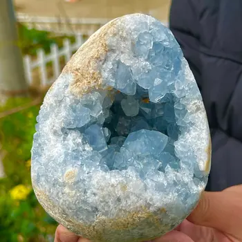 Образцы скопления необработанных кристаллов кварца с голубой жеодой из натурального необработанного целестита