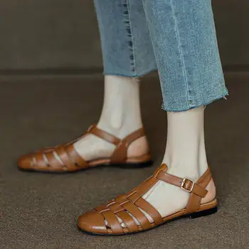 Персонализированные и удобные в носке коричневые босоножки Baotou на плоской подошве в стиле ретро, летняя обувь с вырезами в виде клеток для свиней