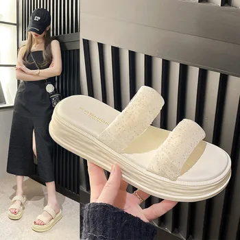 Плиссированные сетчатые сандалии 2023 Лето, Новая Корейская версия модных домашних тапочек с мягкой подошвой и открытым носком, Пляжная обувь, женская обувь